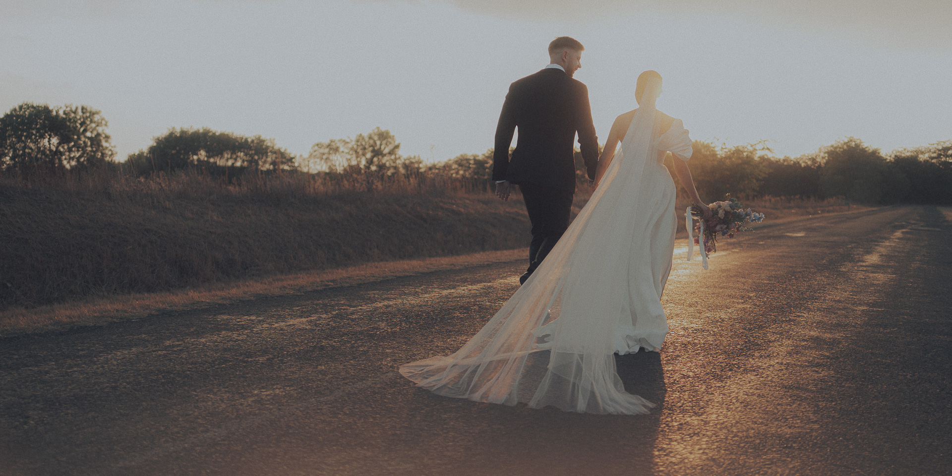 Naplementés kreatív fotózás a Kinfolk Cottage melletti országúton