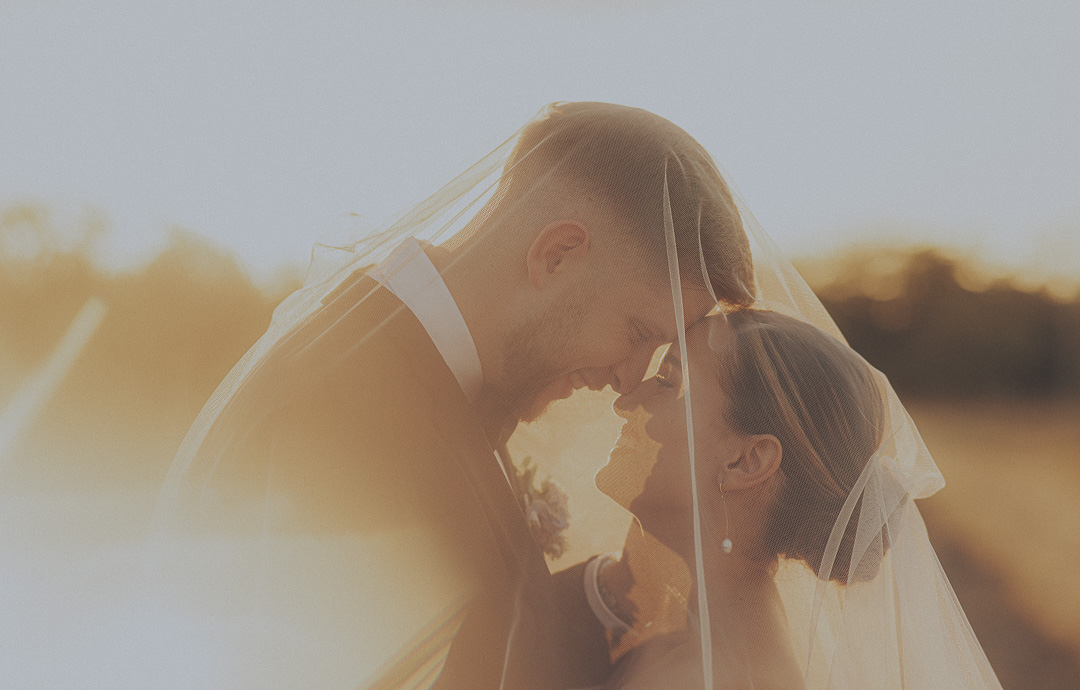 Fények az esküvőn Romantikus esküvői pillanat dokumentarista megörökítése